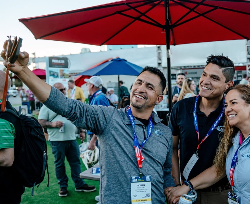 IBS attendees taking a selfie
